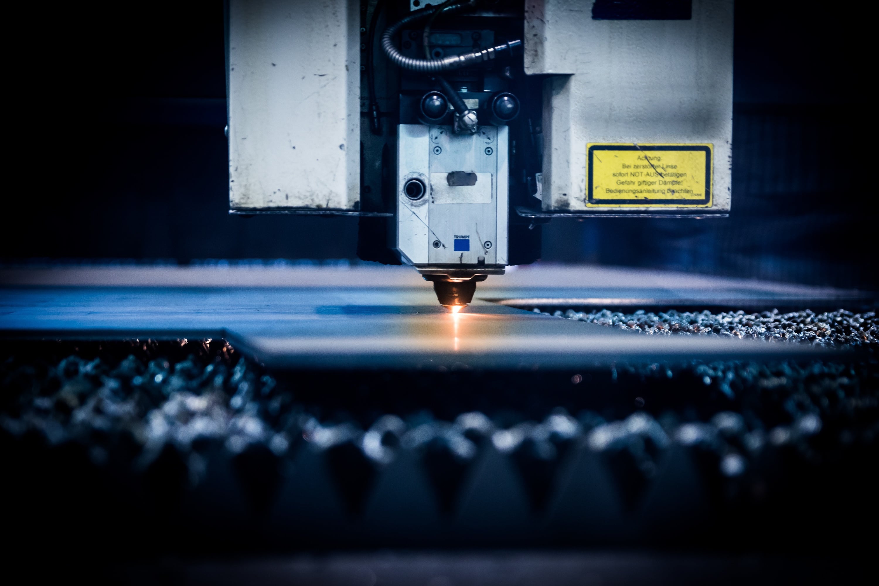Corte láser y doblez CNC de lámina de acero para gabinetes y carcasas industriales